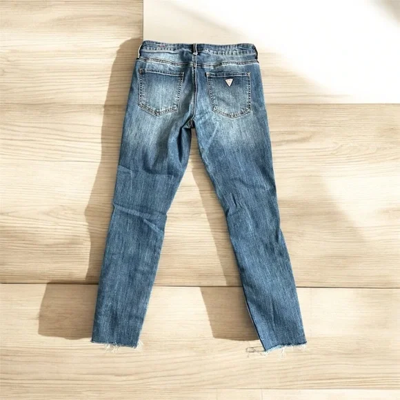 Women's GUESS Distressed Blue Jeans Grommet Eyelet Cropped Low-Mid Rise Size 27 - Picture 2 of 9